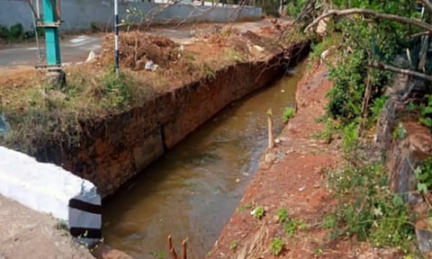 கால்வாயில் தண்ணீர் திறந்துவிடப்பட்ட காட்சி. 