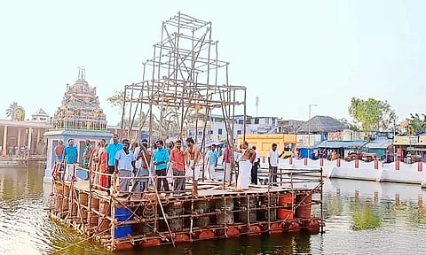 தெப்ப வெள்ளோட்டம் நடந்தது.