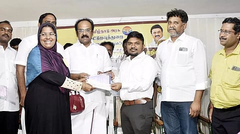 விருதுநகர் ஆர்.ஆர். நகரில் நடந்த விழாவில் மகளிர் குழுக்களுக்கு கடனுதவிகளை அமைச்சர் தங்கம் தென்னரசு வழங்கினார். அருகில் கலெக்டர் ஜெயசீலன், எம்.எல்.ஏ.க்கள் சீனிவாசன், ரகுராமன் உள்ளனர்.