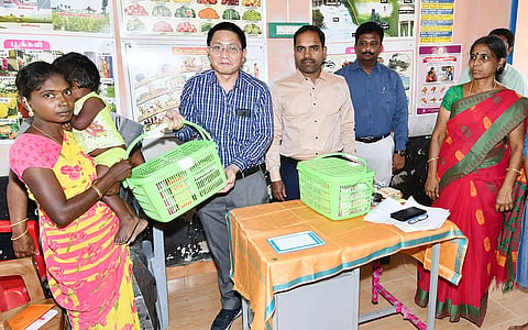 சிவகங்கை யூனியன் மீனாட்சிபுரம் அங்கன்வாடி மையத்தில் மாவட்ட கண்காணிப்பு அலுவலர் லால்வேனா ஆய்வு செய்து தாய்மார்களுக்கு ஊட்டச்சத்து பெட்டகங்களை வழங்கினார். அருகில் கலெக்டர் மதுசூதன்ரெட்டி உள்ளார்.