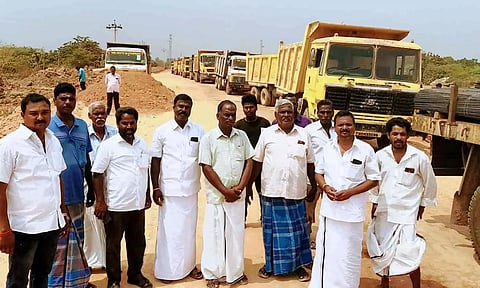 மின் பாதை அமைத்து தராததால் பாகூரில் புறவழிச்சாலை அமைக்கும் பணியை தடுத்து நிறுத்தி போராட்டத்தில் ஈடுபட்ட விவசாயிகள்.