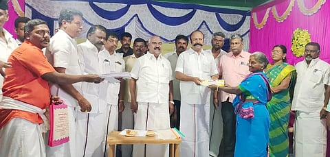 பால் உற்பத்தியாளர்களுக்கு போனஸ் தொகையை அமைச்சர் பெரியகருப்பன் வழங்கினார். அருகில் அமைச்சர் செஞ்சி மஸ்தான் உள்ளார்.