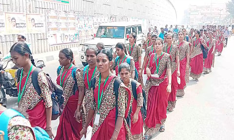 தேசிய நுகர்வோர் பாதுகாப்பு குறித்து கல்லூரி மாணவிகள் விழிப்புணர்வு ஊர்வலம் சென்றனர்.