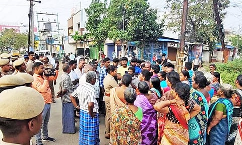 சாலை மறியலில் ஈடுபட்ட பொதுமக்களை படத்தில் காணலாம்.