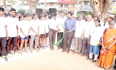 விழிப்புணர்வு மாரத்தான் போட்டியை கலெக்டர் தினேஷ்பொன்ராஜ் ஆலிவர் கொடியசைத்து தொடங்கி வைத்தார்.