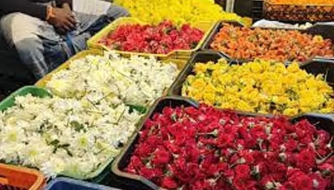 பரமத்திவேலூர் பகுதியில் பூக்களின் விலை வீழ்ச்சி