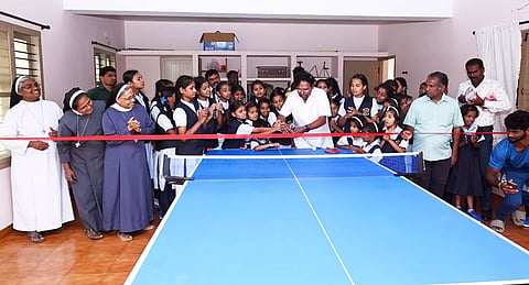 மான்போர்ட் சிறப்பு பள்ளிக்கு ரூ.11 லட்சம் கல்வி உபகரணங்கள்