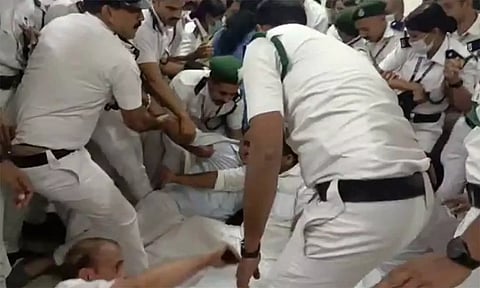 கேரள சட்டசபை வளாகத்தில் போராட்டம்: எதிர்க்கட்சி எம்எல்ஏக்களை குண்டுக்கட்டாக தூக்கி வெளியேற்றிய காவல்துறை