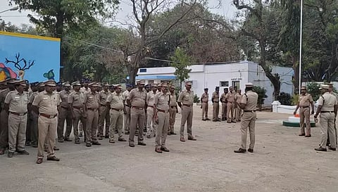 தடை செய்யப்பட்ட பொருட்கள் பதுக்கலா? வேலூர் ஜெயிலில் போலீசார் மோப்ப நாய்களுடன் அதிரடி சோதனை