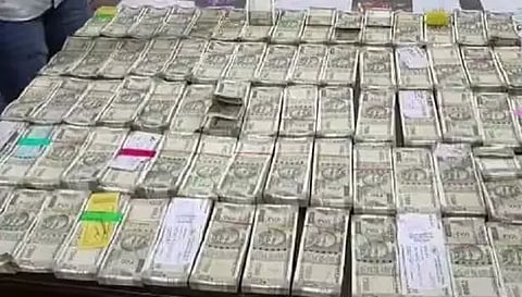 நாமக்கல் மின்வாரிய அலுவலகத்தில் கட்டு கட்டாக சிக்கிய கணக்கில் வராத பணம்