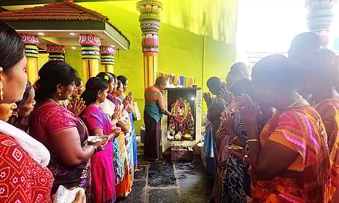 பூஜையில் கலந்து கொண்ட பக்தர்கள் சாமி தரிசனம் செய்த காட்சி.