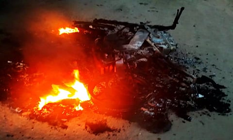 தெர்மல் நகர் எடைநிலைய ஊழியரின் மோட்டார் சைக்கிள் தீயில் எரியும் காட்சி.