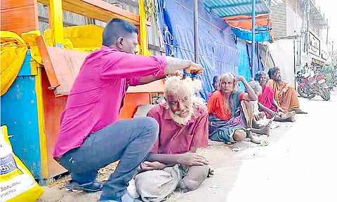 ஆதரவற்றவர்களுக்கு அரவணைக்கும் வாலிபர்.