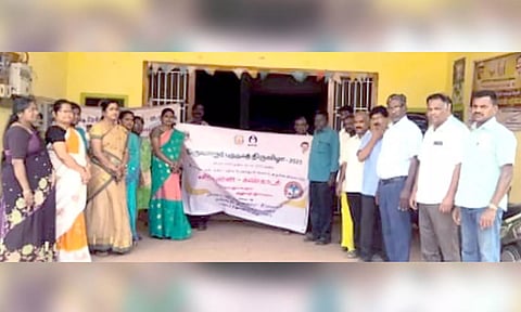 புத்தக கண்காட்சி பதாகையை நகர்மன்ற தலைவர் கவிதாபாண்டியன் வெளியிட்டார்.