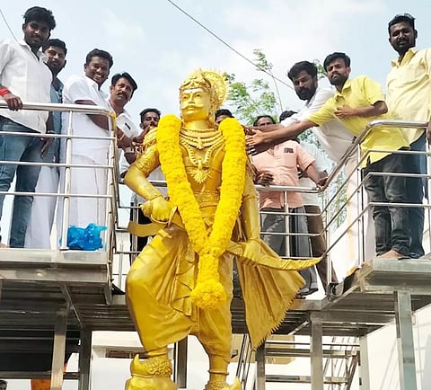 முத்தரையர் சிலைக்கு மாலை அணிவித்து மரியாதை