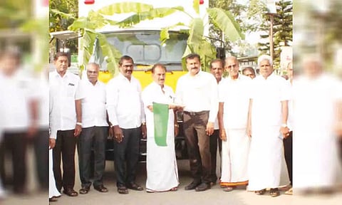 கொடியசைத்து நடமாடும் தகனமேடை வாகனத்தை தொடங்கிவைத்த காட்சி.