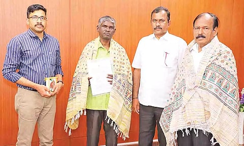 ஞா.நெல்சன், கிருஷ்ணமூா்த்தி ஆகியோருக்கு உதவித் தொகை வழங்குவதற்கான அரசாணையை கலெக்டர் எஸ்.வினீத் வழங்கிய காட்சி.