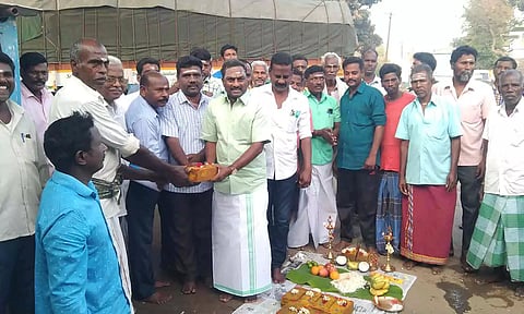 தார் சாலை அமைக்கும் பணியை அங்காளன் எம்.எல்.ஏ. தொடங்கி வைத்த காட்சி.