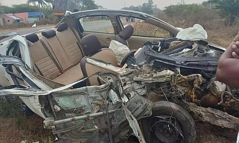 விபத்துக்குள்ளான லாரி-காரை படத்தில் காணலாம்.