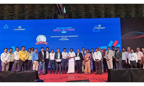 மணக்குள விநாயகர் கல்வி குழும தலைவர் மற்றும் இயக்குனர் தனசேகரன், கல்லூரியின் இயக்குனர் மற்றும் முதல்வருமான டாக்டர் வெங்கடாசலபதி ஆகியோர் அமைச்சர் மனோதங்கராஜிடம் விருதுகளை பெற்ற காட்சி.