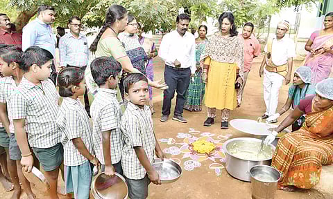 கண்டமனூர் ஊராட்சி ஒன்றிய தொடக்க பள்ளியில் முதல்-அமைச்சரின் காலை உணவு திட்டத்தின்கீழ் மாணவர்களுக்கு வழங்கப்படும் உணவின் தரம் குறித்து கலெக்டர் ஷஜீவனா ஆய்வு செய்தார்.