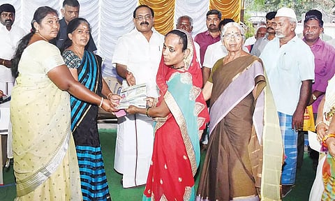 ஒட்டன்சத்திரம் அருகே மார்க்கம்பட்டியில் நடந்த அரசு விழாவில் பயனாளிகளுக்கு நலத்திட்ட உதவிகளை அமைச்சர் அர.சக்கரபாணி வழங்கினார்.