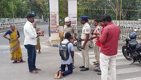 கலெக்டர் அலுவலகம் முன்பு மாணவர் முட்டிபோட்டு நூதன போராட்டம்