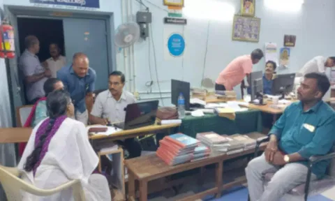 கொட்டாரம் சார் பதிவாளர் அலுவலகத்தில் லஞ்ச ஒழிப்பு போலீசார் சோதனை நடத்திய போது எடுத்த படம்.