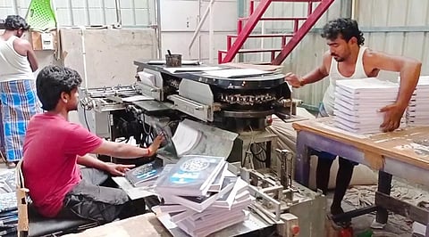 சிவகாசி அச்சகத்தில் பாடப்புத்தகங்கள் தயாராகி வருகிறது. 