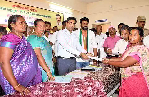 விழாவில் கலெக்டர் செந்தில்ராஜ் பயனாளிகளுக்கு நலத்திட்ட உதவிகள் வழங்கிய காட்சி. அருகில் ஊர்வசி அமிர்தராஜ் எம்.எல்.ஏ. உள்ளார்.