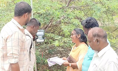 நிலங்கள் அளவிடும்பணி நடந்தது.