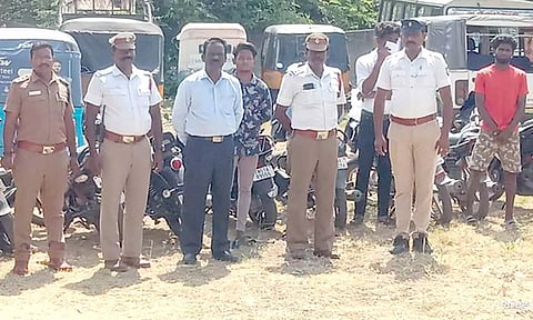 பறிமுதல் செய்யப்பட்ட வாகனங்களுடன் போலீசார்.