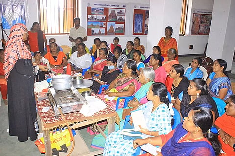 நெல்லை அரசு அருங்காட்சியகத்தில் பேக்கரி பொருட்கள் தயாரிப்பு குறித்து பயிற்சி வகுப்பு நடைபெற்றது.