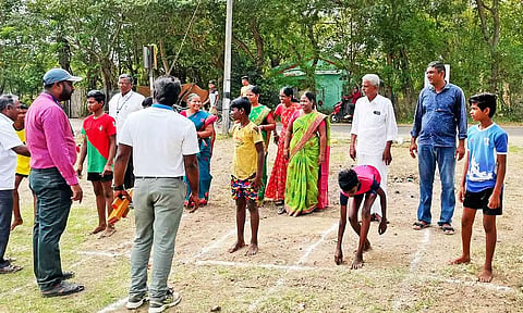 எடமணல் அரசு பள்ளியில் விளையாட்டுப் போட்டிகள் நடைபெற்றது.