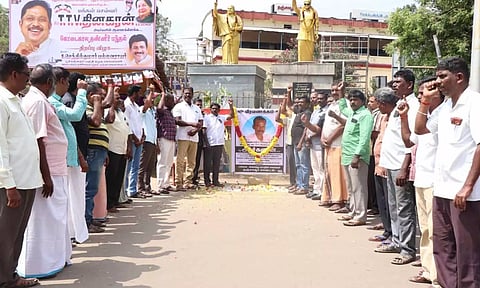 டாஸ்மாக் பணியாளர் அர்ச்சுனன் படத்திற்கு மாலை அணிவித்து மரியாதை செலுத்தப்பட்டது.