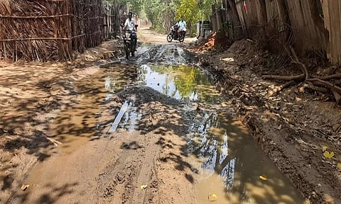 சாலையில் தேங்கியுள்ள கழிவுநீர்.