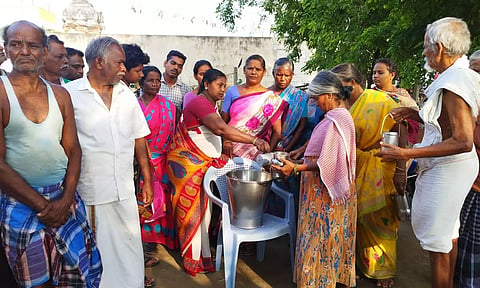 சேலம் கூட்டுறவு சங்கத்தில் பொதுமக்களுக்கு இலவசமாக பால் வழங்கிய உற்பத்தியாளர்கள்