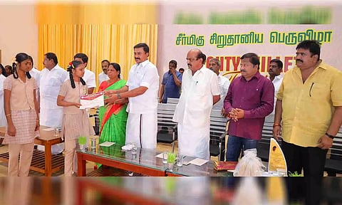 வெற்றி பெற்ற மாணவிக்கு அமைச்சர்கள் மு.பெ.சாமிநாதன், கயல்விழி செல்வராஜ் பரிசுகளை வழங்கிய காட்சி. அருகில் செல்வராஜ் எம்.எல்.ஏ., மேயர் தினேஷ்குமார் மற்றும் பலர் உள்ளனர்.