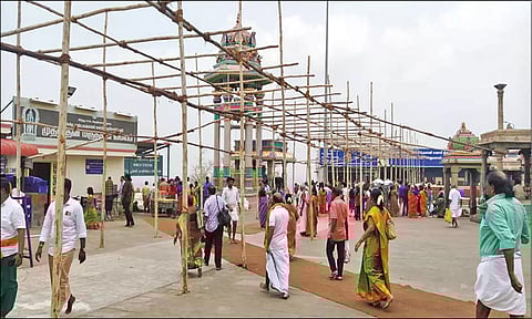 நிழற்பந்தல் அமைக்கும் பணி நடைபெற்ற போது எடுத்த படம்.