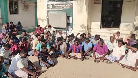 துறைமுக அலுவலகத்தில் ராமேசுவரம் மீனவர்கள் திடீர் முற்றுகை போராட்டம்