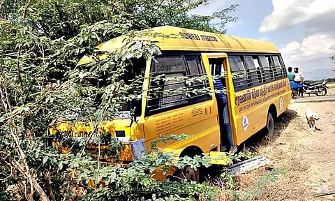 மரத்தில் மோதி நிற்கும் பள்ளி வேன்.