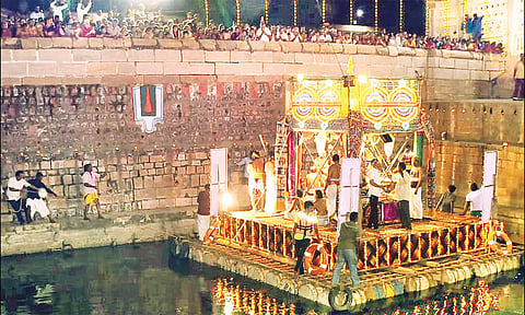 தெப்ப உற்சவம் நடந்தபோது எடுத்த படம்.