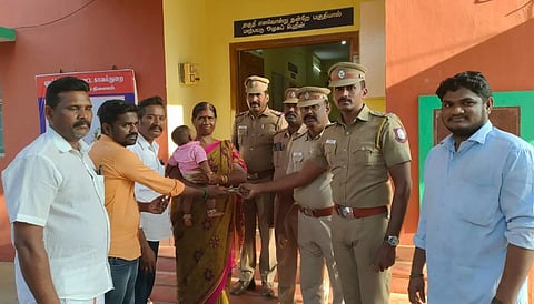 அனாதையாக கிடந்த பணத்தை, நேர்மையாக ஒப்படைத்த மூதாட்டி