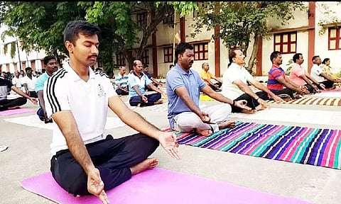 போலீசுக்கு யோகா பயிற்சி