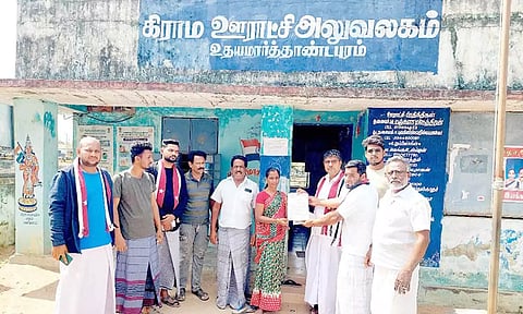 ஊராட்சி மன்ற தலைவியிடம், ம.ஜ.க.வினர் மனு அளித்தனர்.