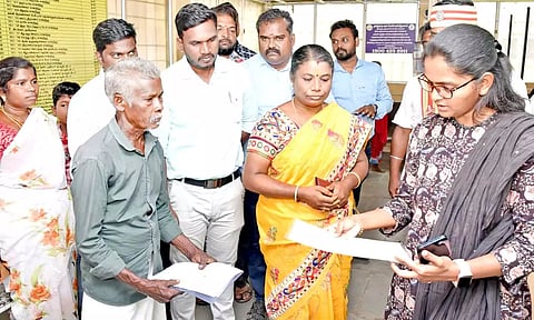 திருவாரூர் தாசில்தார் அலுவலகத்தில் மாவட்ட கலெக்டர் சாருஸ்ரீ நேரில் பார்வையிட்டு ஆய்வு செய்தார்.