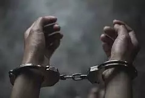 மனைவியை தாக்கிய தனியார் நிறுவன ஊழியர் கைது