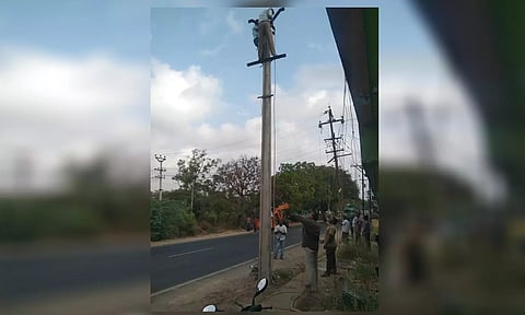 பழுதடைந்த மின்கம்பம் மாற்றப்பட்ட காட்சி. 