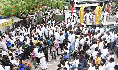 உச்சக்கட்ட பரபரப்பில் அ.தி.மு.க. தலைமை அலுவலகம்