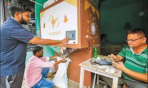 தானிய ஏ.டி.எம்.மில் இருந்து பயனாளி ஒருவர் உணவு பொருட்களை பெற்றுக்கொண்ட காட்சி.